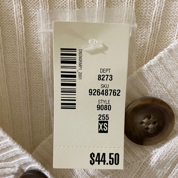 A A white long sleeve tight shirt with buttons - Picture 4 of 4